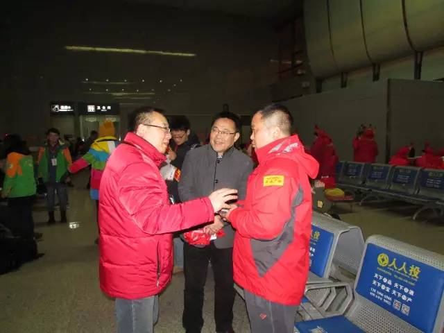 【商会简讯】包车回家，民工返乡献爱心 车到武汉，十堰商会再接力