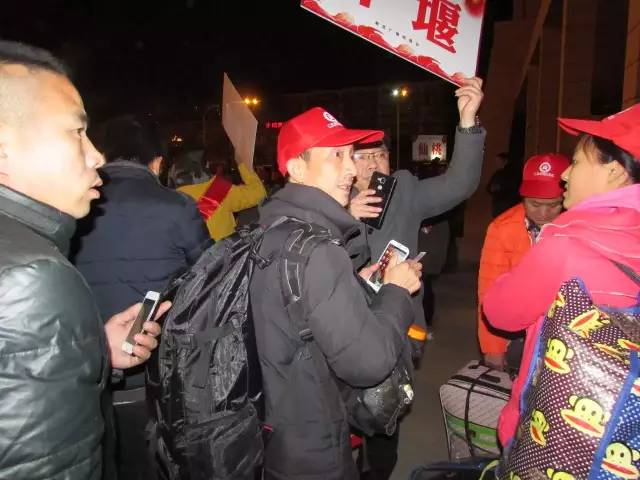 【商会简讯】包车回家，民工返乡献爱心 车到武汉，十堰商会再接力