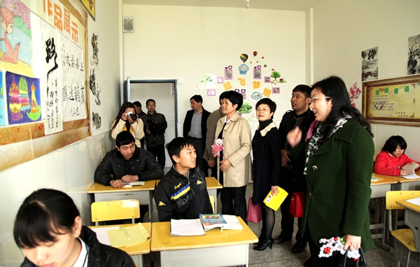 【公益行动一】武汉十堰商会房县分会捐赠被褥给特校儿童
