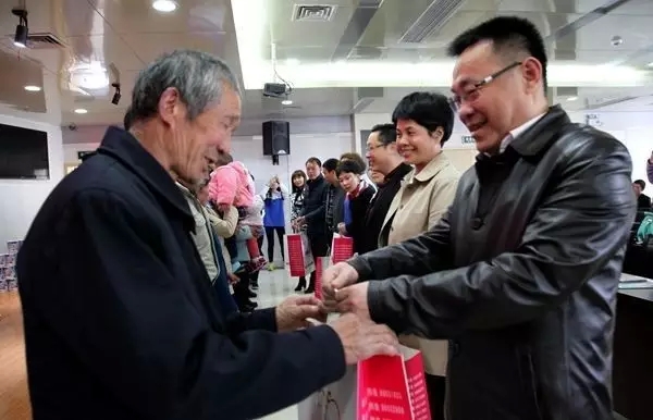 【公益行动二】武汉十堰商会房县分会副会长严进梅女士为66位贫困儿童送进口奶粉