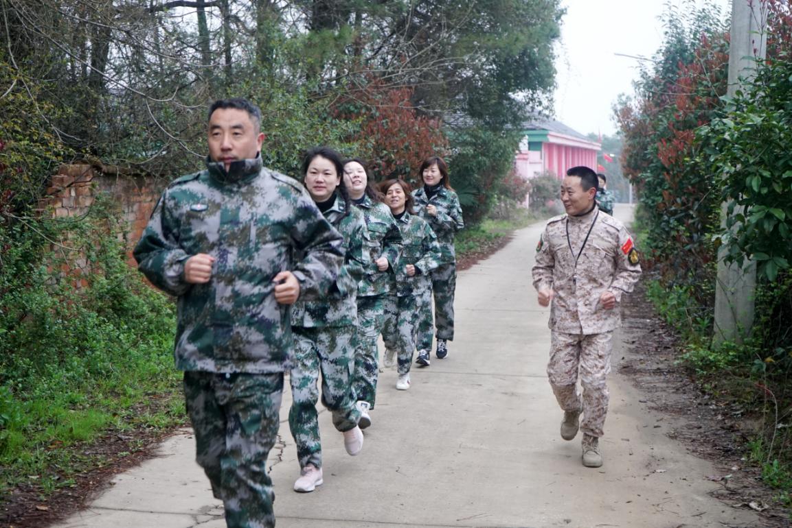 体验军旅生活 展现女性风采 —— 商会党支部举行“庆三八妇女节 女企业家进军营”主题党日活动